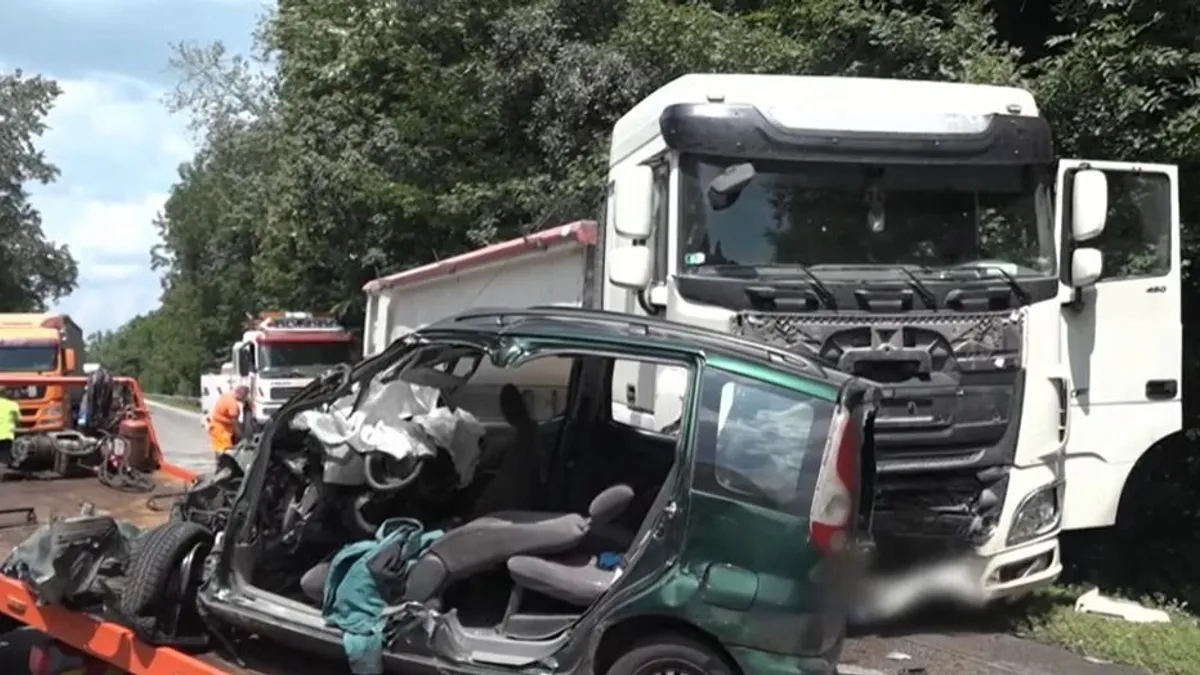 Szörnyű baleset: áttért a szembejövő sávba, kamionnal ütközött – videó