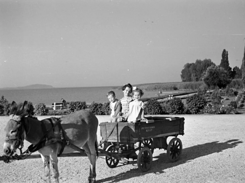 Nézze meg képeinket a régi balatoni nyaralások, régibalatoninyaralások, strand, strandolás, archív, galéria, 2025