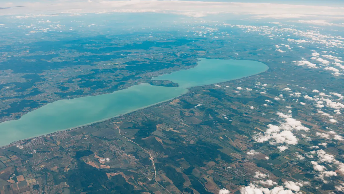Beindul a nyári szezon: így változik a boltok nyitvatartása a Balaton környékén