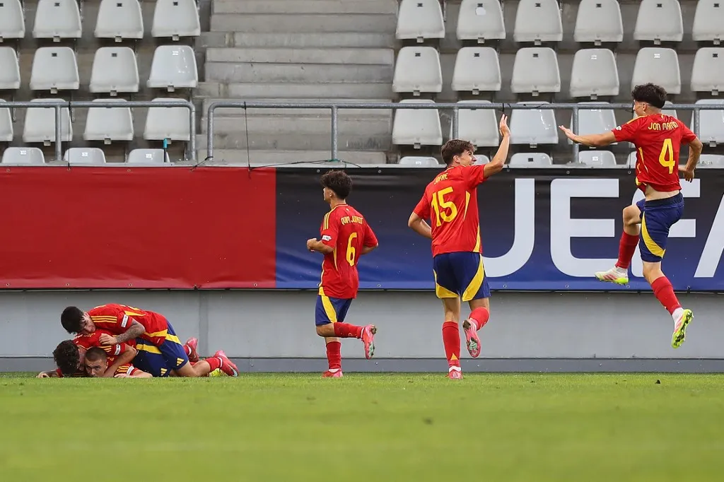 gól 23 June 2025, Romania, Bukarest: Soccer, U19 Men: European Championship, Spain - Germany, final round, semi-final, Spain's Pablo Garcia (below) celebrates his goal for 6:5 with his teammates. Photo: Stefan Constantin/dpa (Photo by Stefan Constantin / dpa Picture-Alliance via AFP)