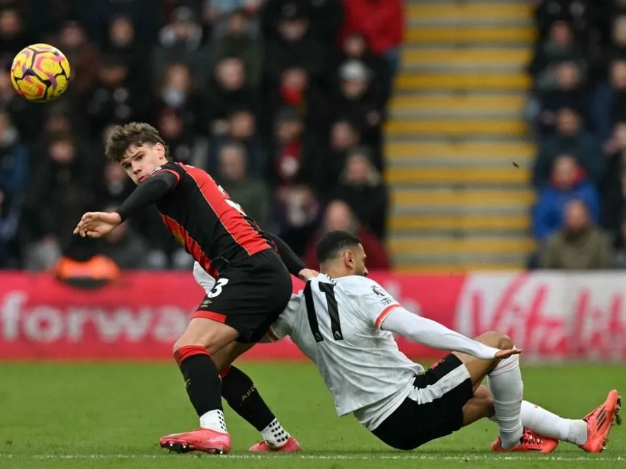 Bournemouth's Hungarian defender #03 Milos Kerkez (L) vies with Liverpool's Egyptian striker #11 Mohamed Salah (R) during the English Premier League football match between Bournemouth and Liverpool at the Vitality Stadium in Bournemouth, southern England on February 1, 2025. (Photo by Glyn KIRK / AFP) / RESTRICTED TO EDITORIAL USE. No use with unauthorized audio, video, data, fixture lists, club/league logos or 'live' services. Online in-match use limited to 120 images. An additional 40 images may be used in extra time. No video emulation. Social media in-match use limited to 120 images. An additional 40 images may be used in extra time. No use in betting publications, games or single club/league/player publications. / 