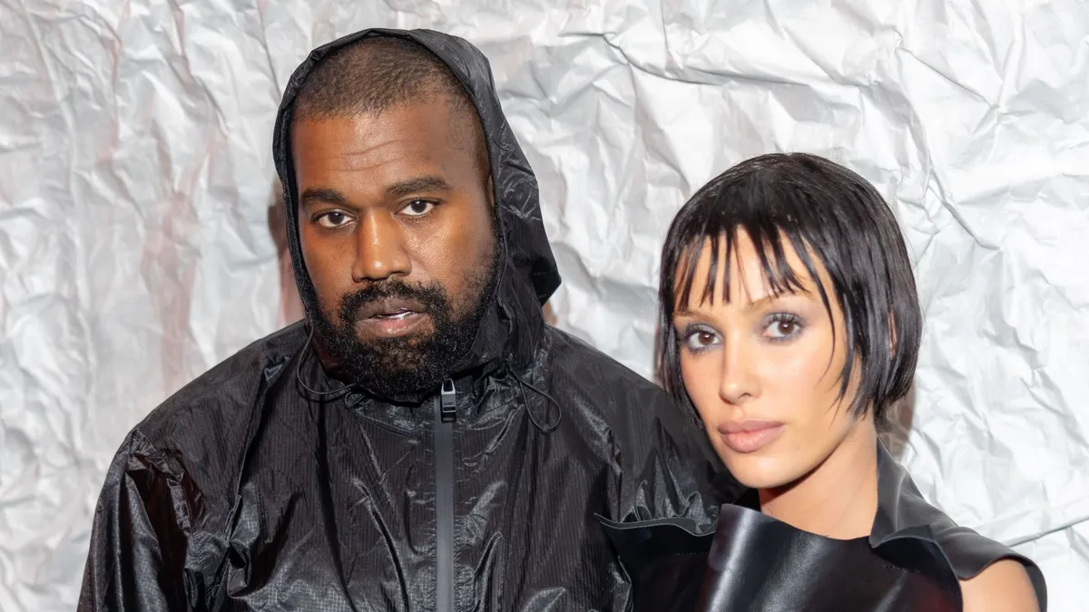 Egy rózsaszín plüssel takarta el gömbölyded melleit Kanye West párductestű felesége