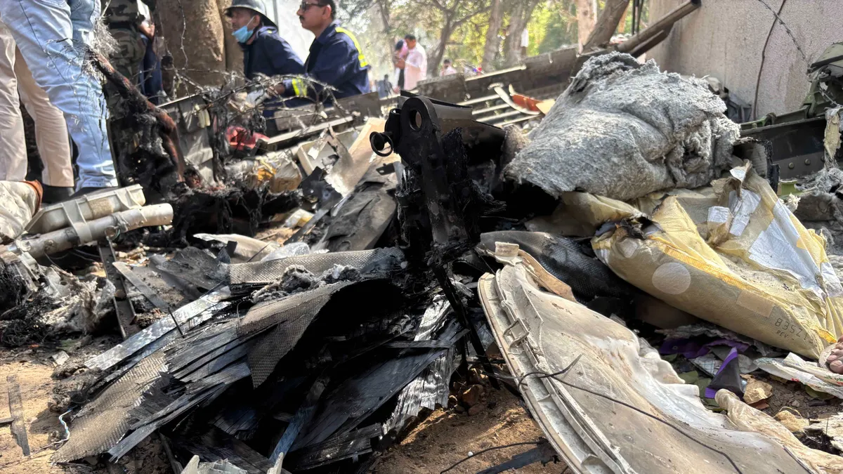 utasszállító repülőgép repülőgép, baleset, lezuhant, repülőgépbaleset, India, Air India, Air India 171-es járat, 2025.06.12., Indiarepülőgépbaleset, Ahmadábád, 2025. június 12.Roncsok a baleset helyszínén a Gudzsarát állambeli Ahmadábádban 2025. június 12-én, miután a felszállás után lezuhant az Air India légitársaság Londonba tartó Boeing 787-8-s Dreamliner repülőgépe. A gép fedélzetén hivatalos indiai adatok szerint 232 utas és 12 fős személyzet tartózkodott.MTI/EPA/SIDDHARAJ SOLANKI, repülőgép baleset