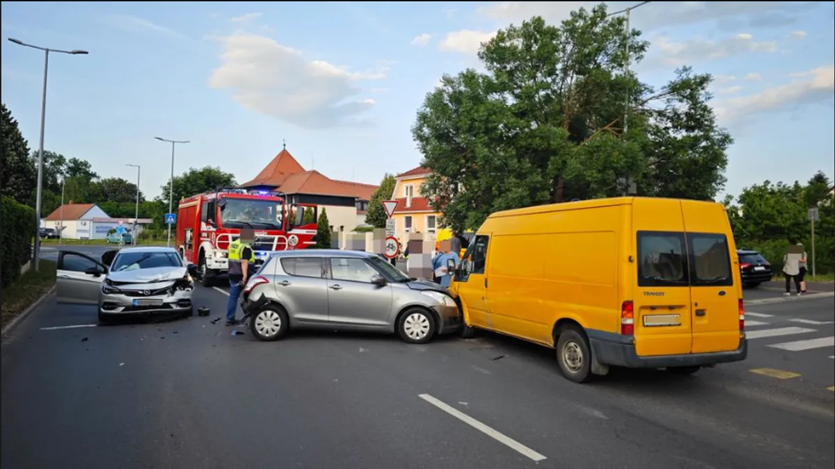Három autó is ütközött a balesetben, mindenkit kórházba szállítottak
