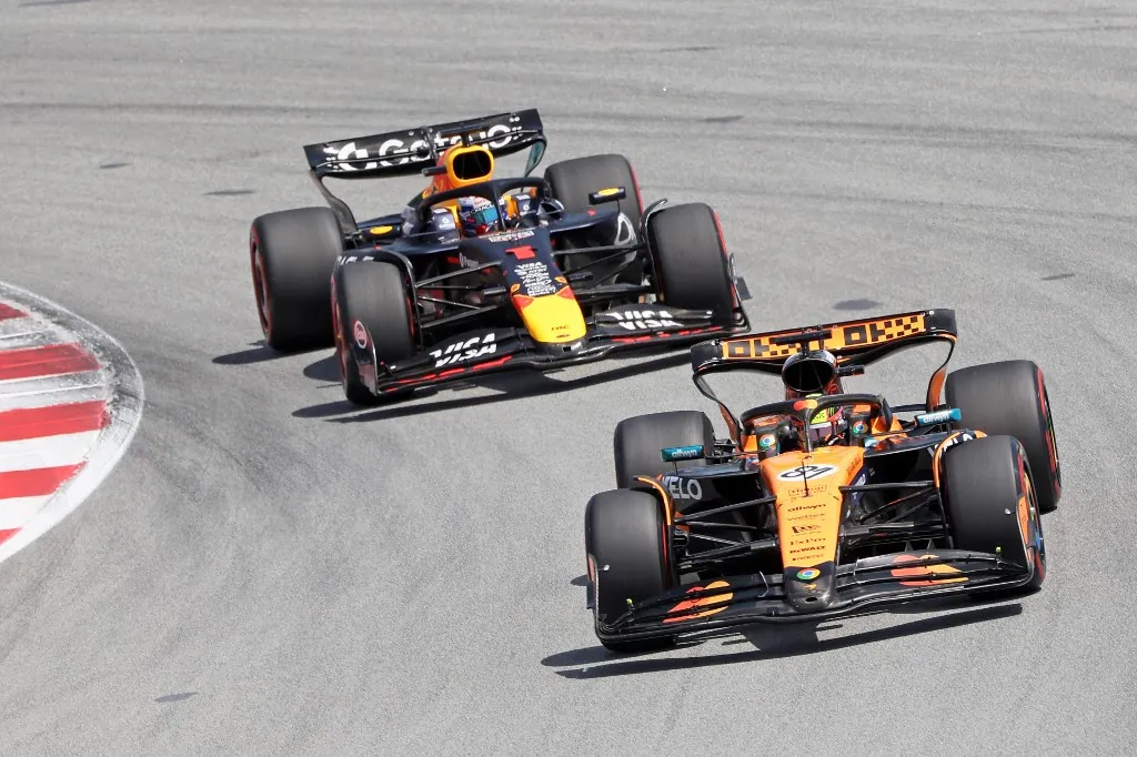 Forma-1, Oscar Piastri, of the McLaren Formula 1 Team, drives the McLaren MCL39 Mercedes, and Marc Verstappen, of Oracle Red Bull Racing, drives the Red Bull RB21 Honda, during the race corresponding to the Formula 1 Aramco Grand Prix of Spain at Circuit de Barcelona-Catalunya in Barcelona, Spain, on June 1, 2025. (Photo by Joan Valls/Urbanandsport/NurPhoto) (Photo by Urbanandsport / NurPhoto / NurPhoto via AFP)