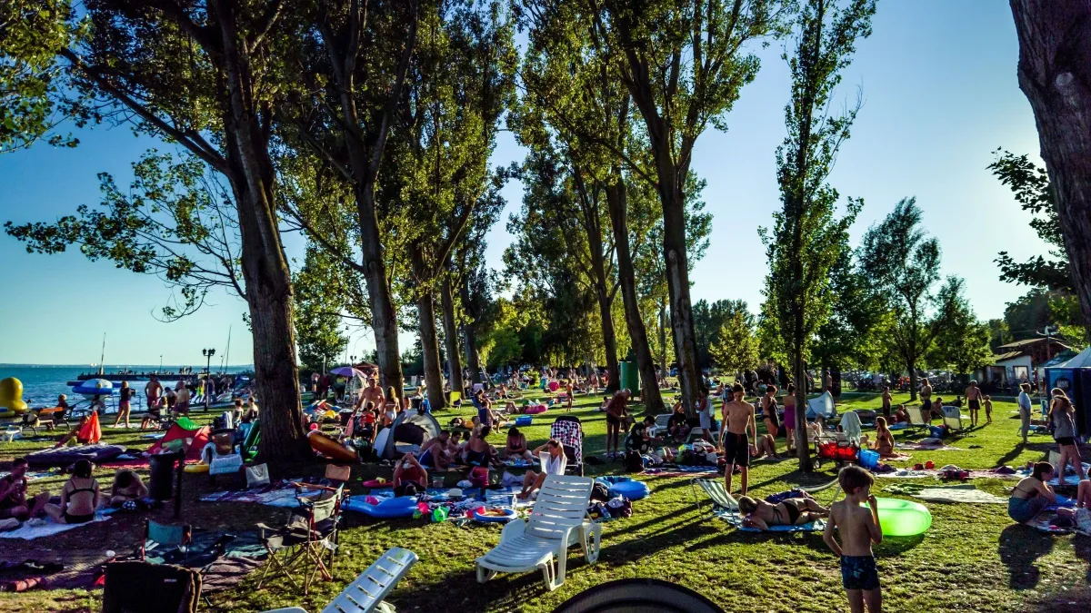 Tovább dübörög a turizmus – májusban több mint 1,7 millió turista érkezett a hazai szálláshelyekre