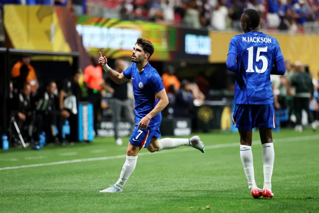 Klubvilágbajnokság ATLANTA, GEORGIA - JUNE 16: Pedro Neto #7 of Chelsea FC celebrates after scoring his team's first goal during the FIFA Club World Cup 2025 group D match between Chelsea FC and Los Angeles Football Club at Mercedes-Benz Stadium on June 16, 2025 in Atlanta, Georgia.   Kevin C. Cox/Getty Images/AFP (Photo by Kevin C. Cox / GETTY IMAGES NORTH AMERICA / Getty Images via AFP)