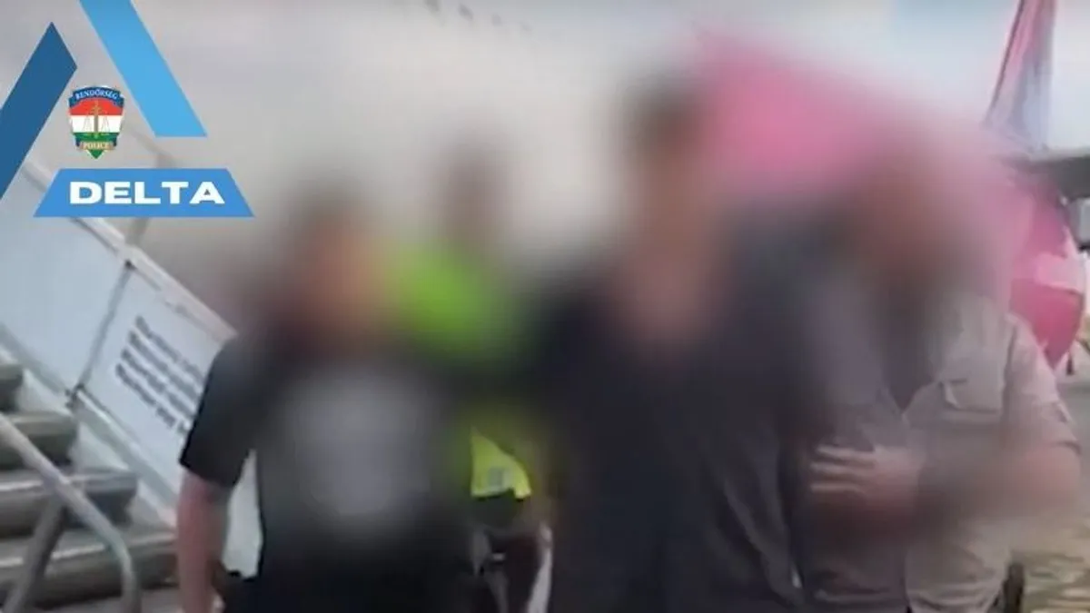 Repülőről szedtek le egy fiatalt a rendőrök - videó