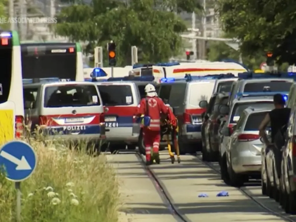 iskolai lövöldözés, Graz, középiskola, lövöldözés, grazi középiskola, 2025.06.10.,  Graz, 2025. június 10.
Mentősök a lövöldözés helyszínén, egy grazi középiskolánál 2025. június 10-én. Sajtóértesülések az iskolai lövöldözés következtében legkevesebb kile