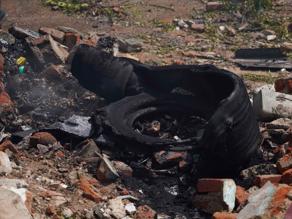 utasszállító repülőgép repülőgép, baleset, lezuhant, repülőgépbaleset, India, Air India, Air India 171-es járat, 2025.06.12., Indiarepülőgépbaleset, Ahmadábád, 2025. június 12.
Roncsok és épülettörmelékek a baleset helyszínén a Gudzsarát állambeli Ahmadáb
