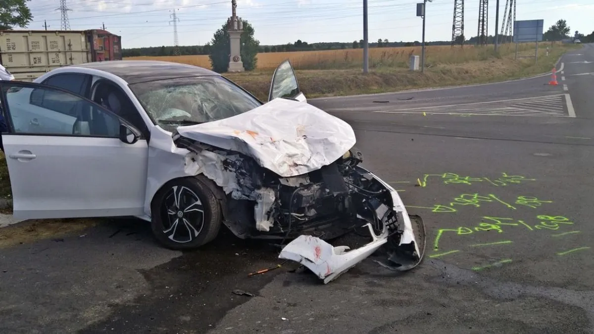 Brutális ütközés: mentők és tűzoltók küzdöttek a sofőr életéért