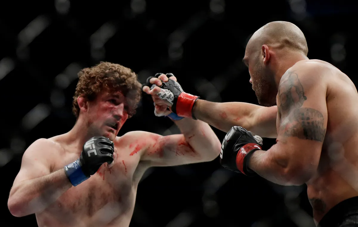 LAS VEGAS, NEVADA - MARCH 02: Robbie Lawler (R) and Ben Askren trade punches during their welterweight bout during UFC 235 at T-Mobile Arena on March 02, 2019 in Las Vegas, Nevada. Askren won by submission. Isaac Brekken/Getty Images /AFP (Photo by Isaac Brekken / GETTY IMAGES NORTH AMERICA / Getty Images via AFP)