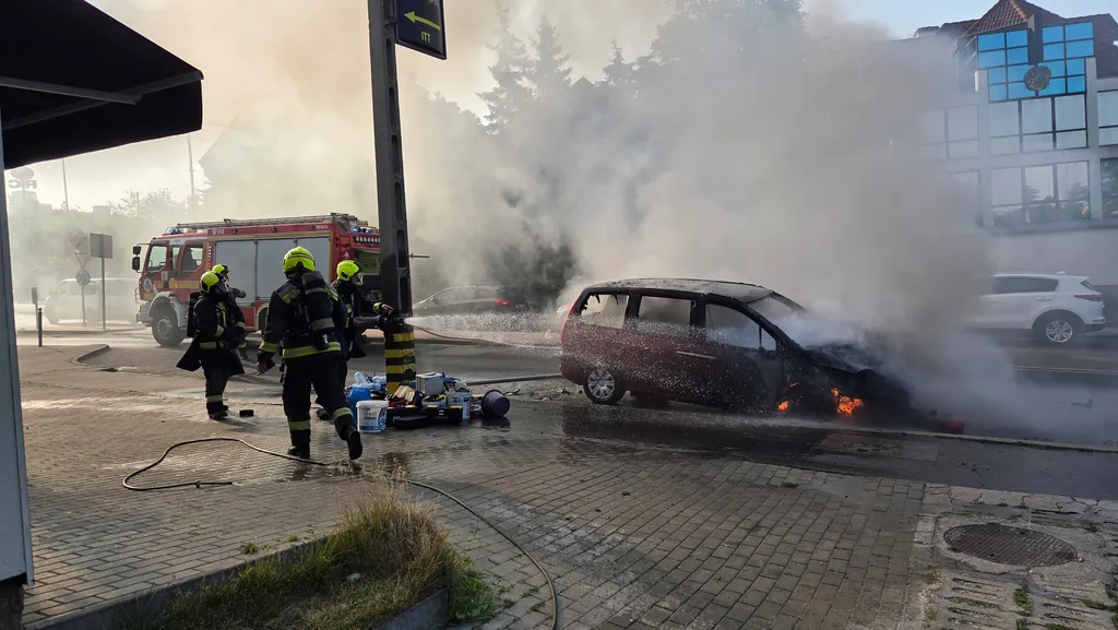 Kigyulladt egy autó, Kigyulladtegyautó, tűz, tűzoltók, A tűzoltók oltják a kigyulladt autót