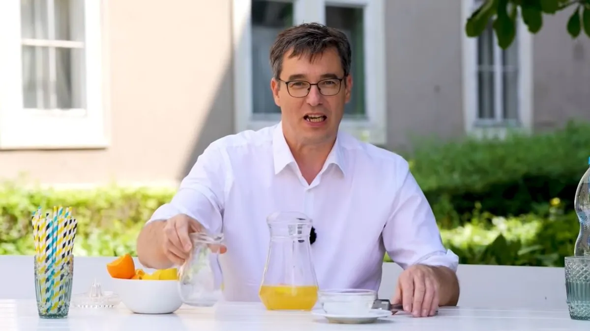 Afődugómester hideg limonádét szürcsölget, amíg az autósok izzadnak a kánikulában