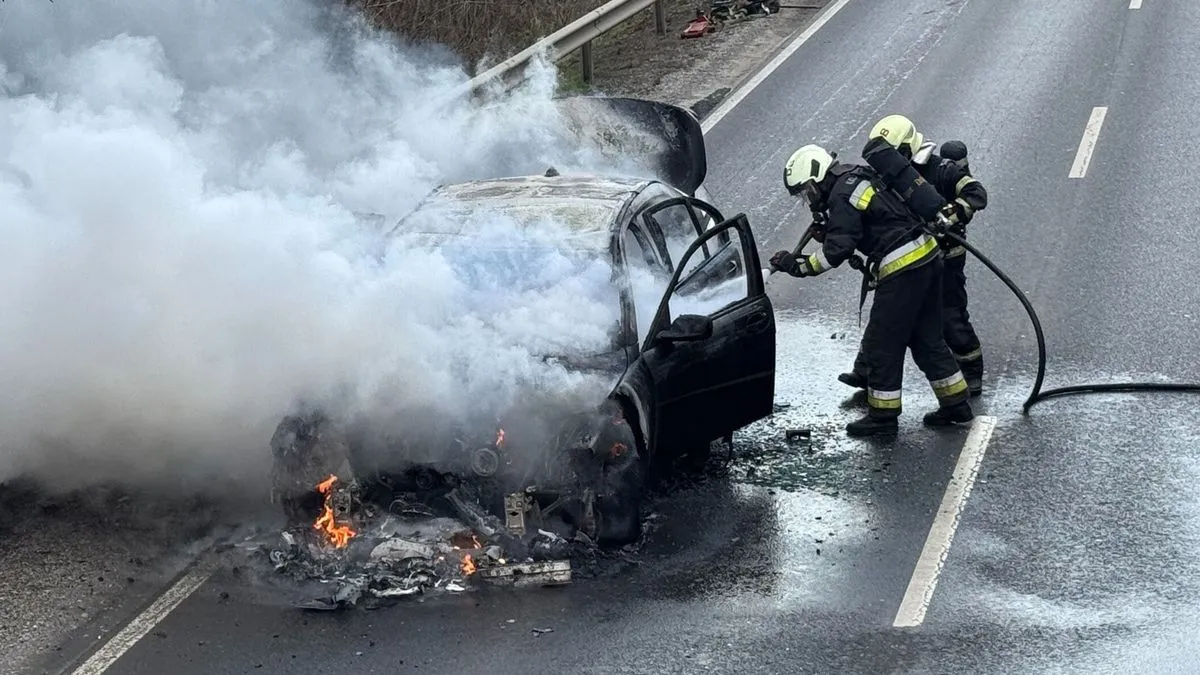 Kigyulladt egy autó a Kőröshegyi völgyhídon