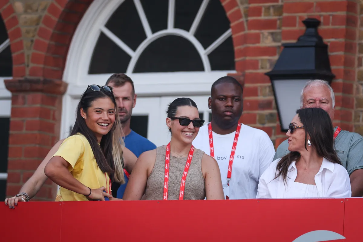 álompár, Britain's tennis player Emma Raducanu (L) reacts as Spain's Carlos Alcaraz wins against Spain's Roberto Bautista-Agut during their men's singles semi-final tennis match at the HSBC ATP tennis Championships at Queen's Club in west London on June 21, 2025. (Photo by Adrian Dennis / AFP)