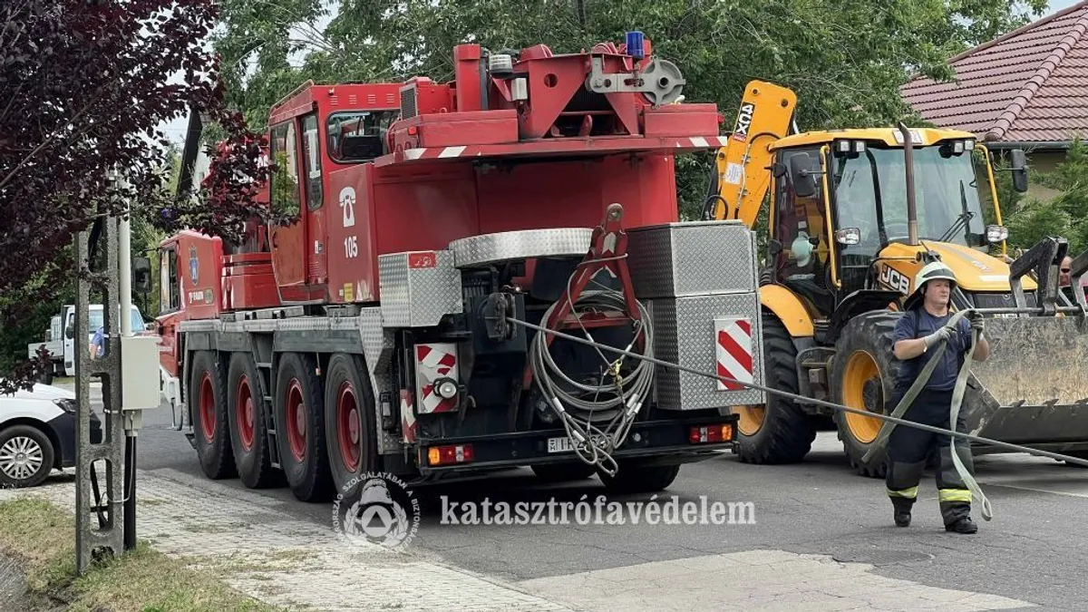 Beszakadt az út egy kukásautó alatt