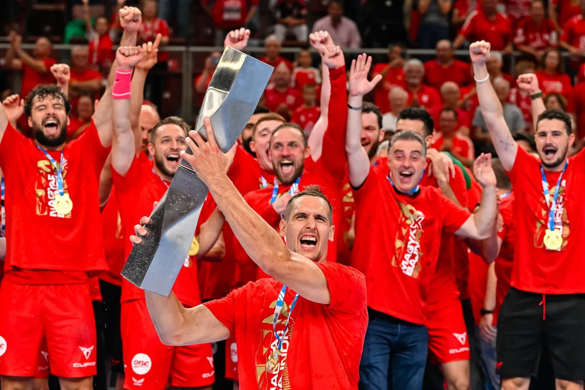 Veszprém, 2025. június 8.
Ligetvári Patrik, a bajnok Veszprém játékosa (k) ünnepel a trófeával, miután csapata 34-31-re győzött a férfi kézilabda NB I döntőjének harmadik találkozóján, a One Veszprém HC - OTP Bank-Pick Szeged mérkőzésen a One Veszprém Arénában 2025. június 8-án.
MTI/Vasvári Tamás