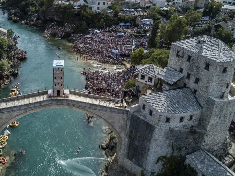 Egy turista leugrott a mostari hídról, a helyiek még a vízben jól megverték