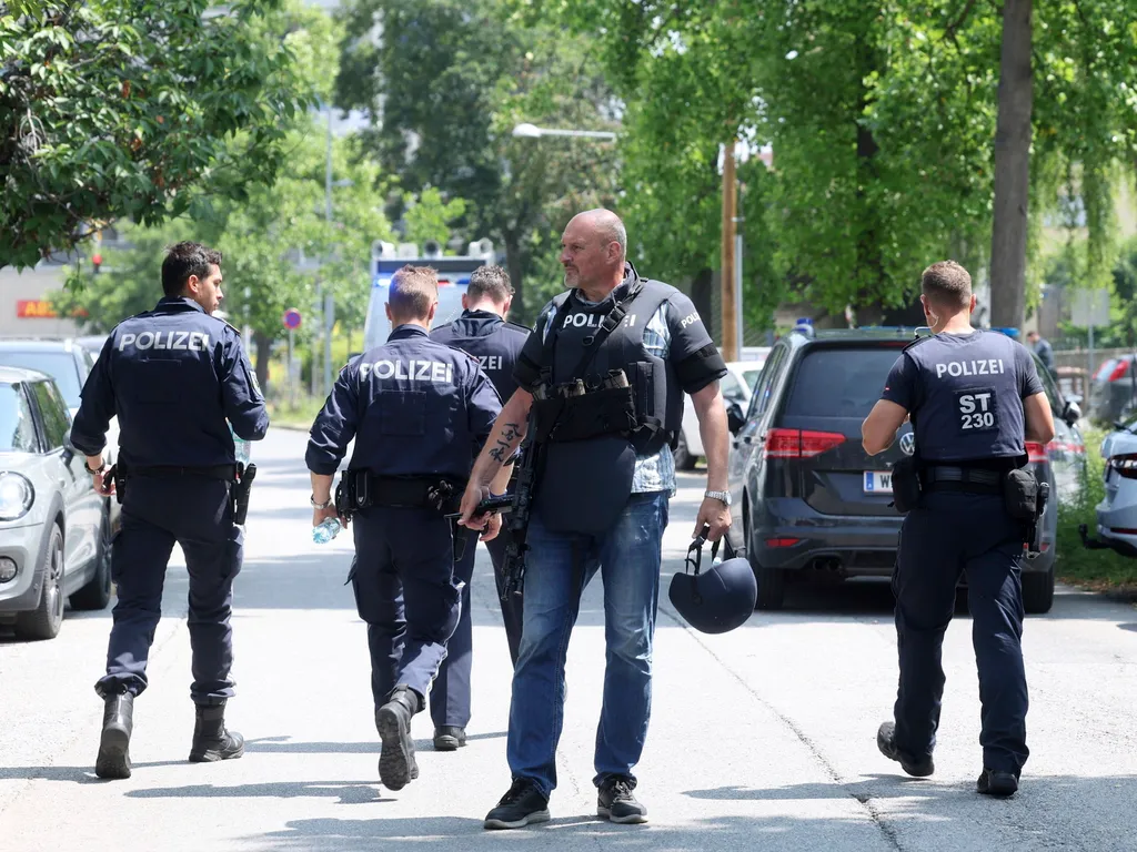 iskolai lövöldözés, Graz, középiskola, lövöldözés, grazi középiskola, 2025.06.10., Graz, 2025. június 10.
 2025. június 10-én. Sajtóértesülések szerint az iskolai lövöldözés következtében legkevesebb kilenc ember életét vesztette, több diák és tanár pedig