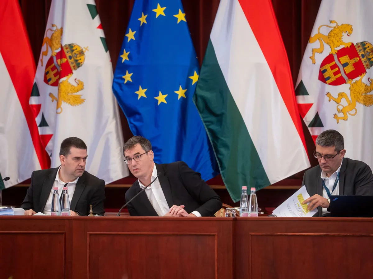 Budapest, 2025. május 28.
Karácsony Gergely főpolgármester (k), Kiss Ambrus, a Főpolgármesteri Hivatal főigazgatója (b) és Számadó Tamás főjegyző (j) a Fővárosi Közgyűlés ülésén a Városháza dísztermében 2025. május 28-án.
MTI/Balogh Zoltán