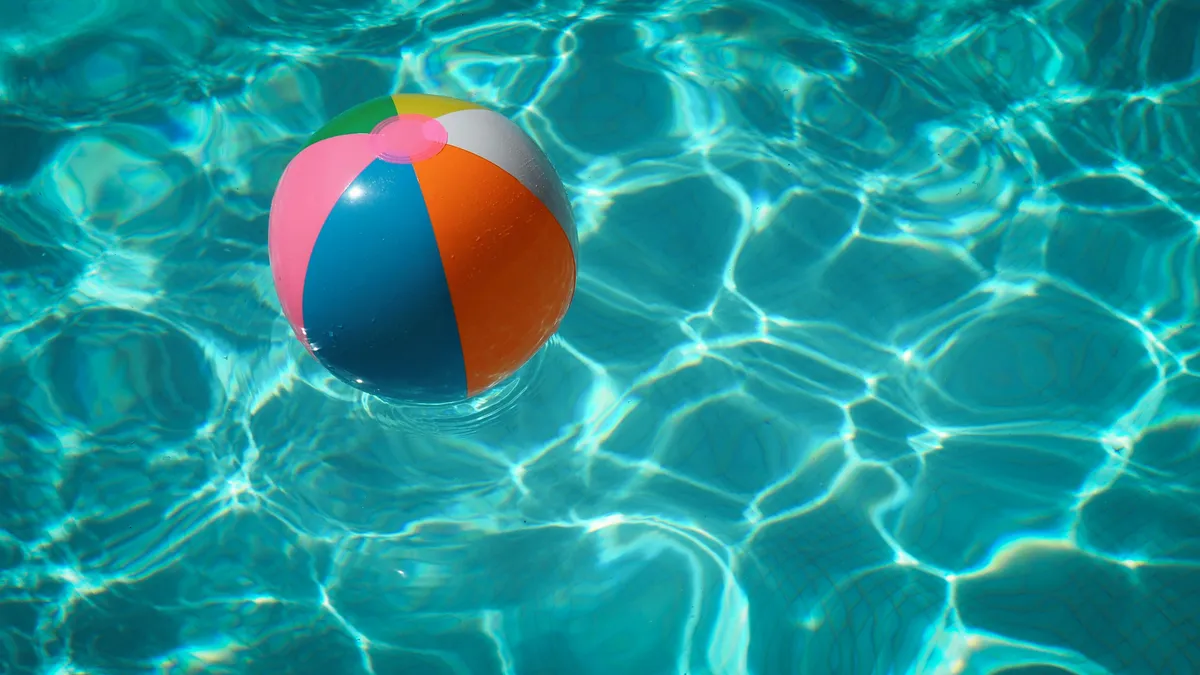 Brit kisfiú rekedt a medence csövében egy mallorcai hotelben