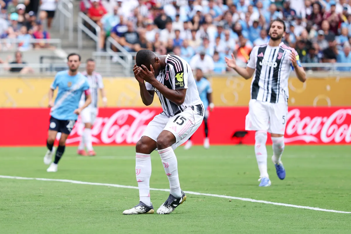 ORLANDO, FLORIDA - JUNE 26: Pierre Kalulu #15 of Juventus FC reacts after conceding an own goal scored for Manchester City's second goal during the FIFA Club World Cup 2025 group G match between Juventus FC and Manchester City FC at Camping World Stadium on June 26, 2025 in Orlando, Florida.   Dan Mullan/Getty Images/AFP (Photo by Dan Mullan / GETTY IMAGES NORTH AMERICA / Getty Images via AFP)