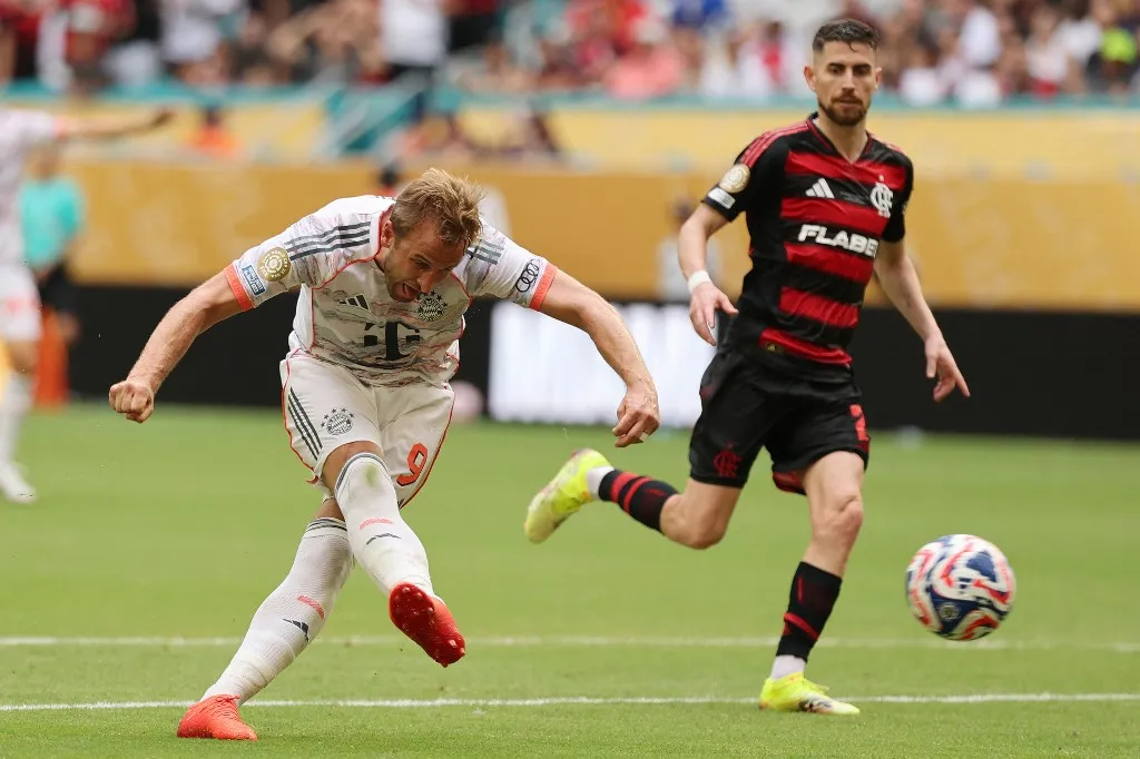 Bayern München, MIAMI GARDENS, FLORIDA - JUNE 29: Harry Kane #9 of FC Bayern Munchen scores his team's fourth goal during the FIFA Club World Cup 2025 round of 16 match between CR Flamengo and FC Bayern München at Hard Rock Stadium on June 29, 2025 in Miami Gardens, Florida.   Michael Reaves/Getty Images/AFP (Photo by Michael Reaves / GETTY IMAGES NORTH AMERICA / Getty Images via AFP)