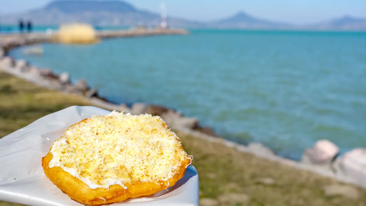 Tiszta vizet öntünk a pohárba – ennyibe kerül egy lángos a Balatonnál