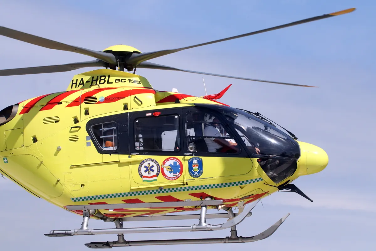 Mentőhelikopter is érkezett a helyszínre, ahol leállt a szíve a sofőrnek.
