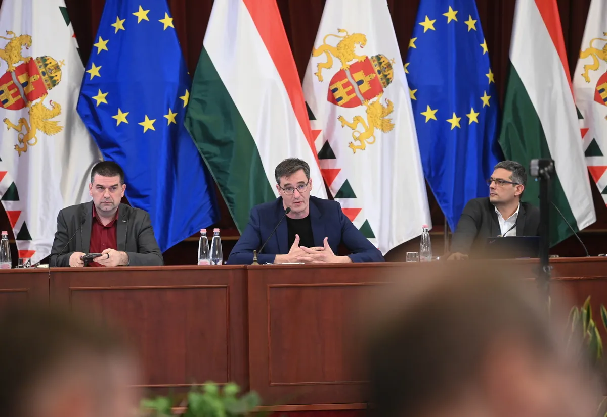 Budapest, 2025. június 30.
Karácsony Gergely főpolgármester (k), mellette Kiss Ambrus, a Főpolgármesteri Hivatal főigazgatója (b) és Számadó Tamás főjegyző (j) a Fővárosi Közgyűlés rendkívüli ülésén a Városháza dísztermében 2025. május 30-án.
MTI/Bruzák Noémi