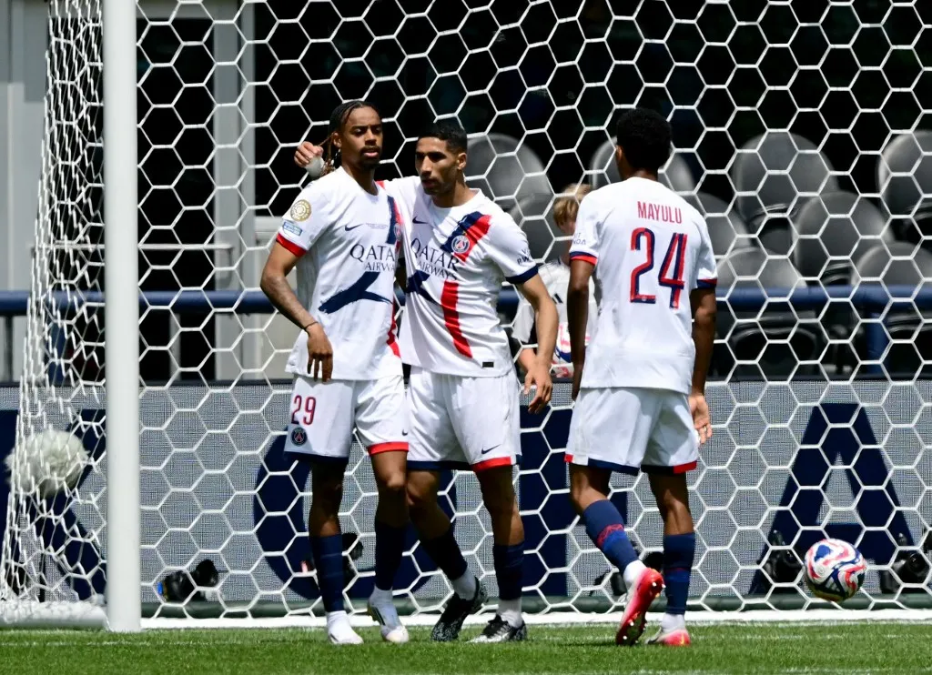 klub-vb, Paris Saint-Germain's Moroccan defender #02 Achraf Hakimi (C) celebrates scoring his team's second goal with Paris Saint-Germain's French forward #29 Bradley Barcola during the FIFA Club World Cup 2025 Group B football match between US Seattle Sounders and France's Paris Saint-Germain at the Lumen Field stadium in Seattle on June 23, 2025. (Photo by Pablo PORCIUNCULA / AFP)