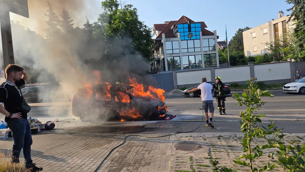 Kigyulladt egy autó, Kigyulladtegyautó, tűz, tűzoltók, A tűzoltók oltják a kigyulladt autót