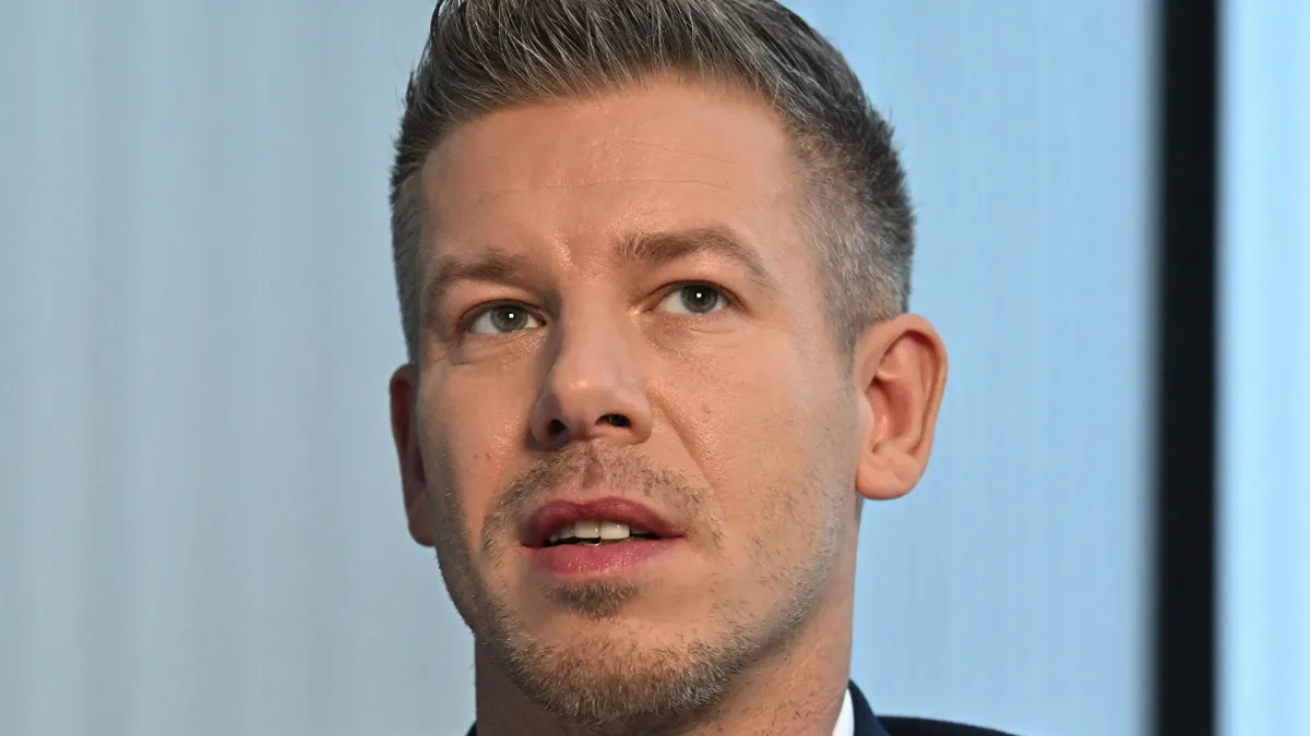 Magyar Péter brüsszeli pártja a gyermekvédelemben is LMBTQ-propagandát akar