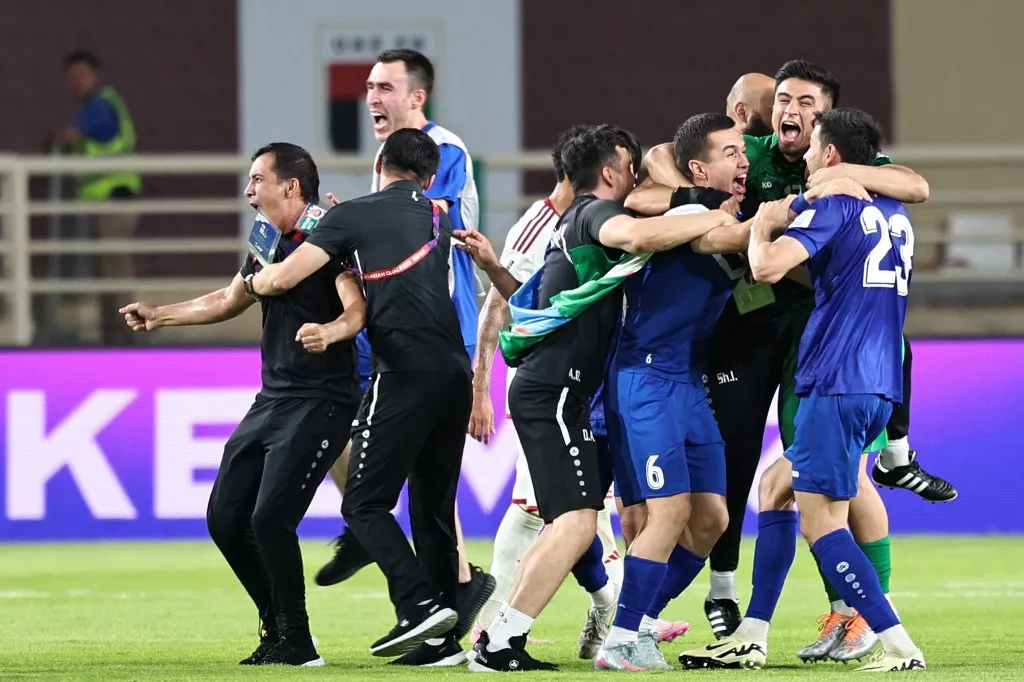 világbajnokság Uzbekistan's players celebrate after their 2026 FIFA World Cup Asian Qualifier football match against the United Arab Emirates ended in a draw, qualifying them for the World Cup for the first time, at Al-Nahyan Stadium in Abu Dhabi on June 5, 2025. (Photo by Fadel SENNA / AFP)
