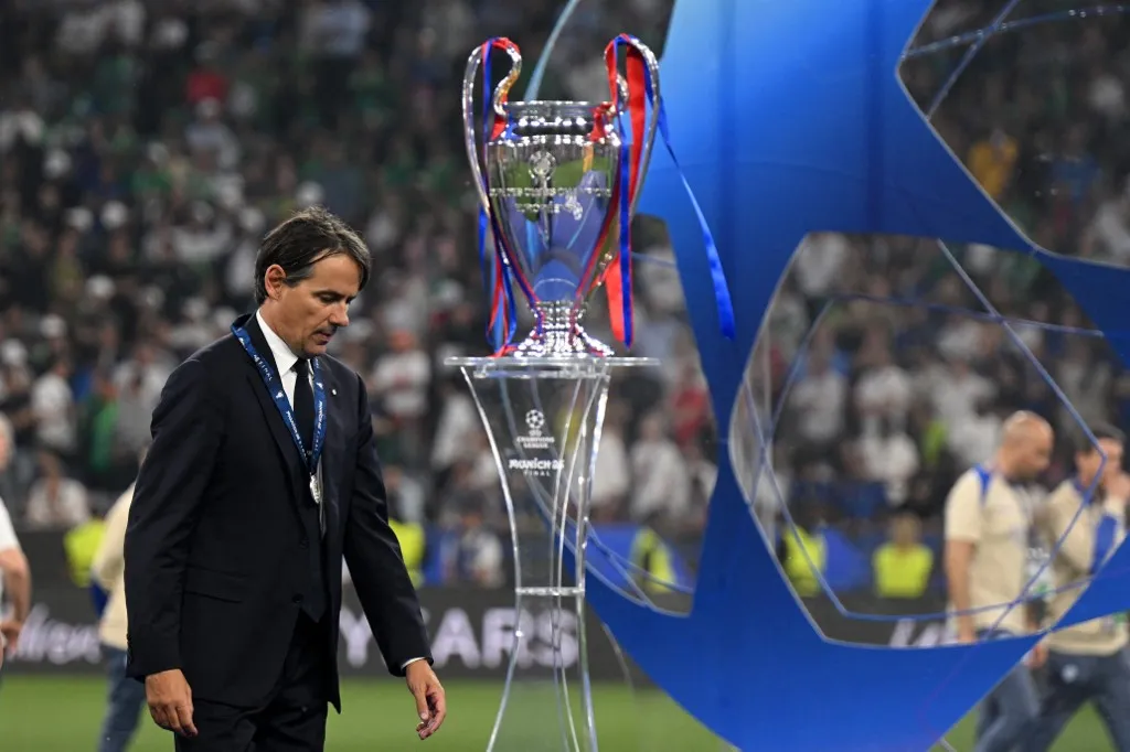 31 May 2025, Bavaria, Munich: Soccer: Champions League, Paris Saint-Germain - Inter Milan, knockout round, final, Munich Football Arena. Milan coach Simone Inzaghi walks past the Champions League trophy after losing the game. Photo: Robert Michael/dpa (Photo by ROBERT MICHAEL / DPA / dpa Picture-Alliance via AFP)