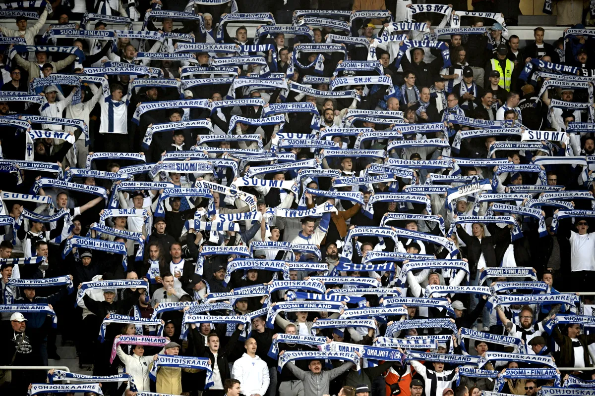 néző, rosszul lett, Finland fans display their scarves prior to the 2026 FIFA World Cup Qualifying Group G football match between Finland and Poland in Helsinki on June 10, 2025. (Photo by Markku Ulander / LEHTIKUVA / AFP) / Finland OUT