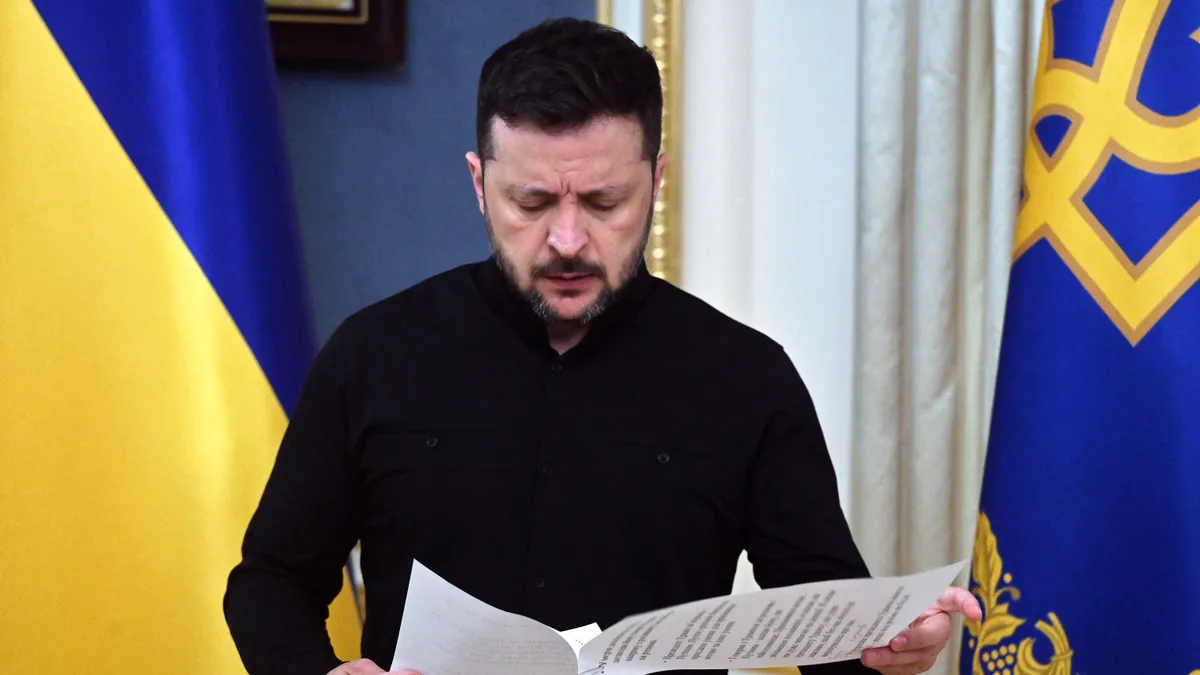 Zelenszkij szándékosan hagyja hűtőkamrában rohadni elesett hőseit