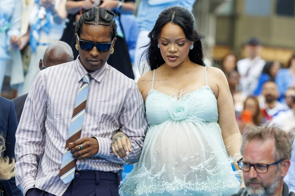 Rihanna harmadik gyereke kislány lehet – A$AP Rocky egy Smurfette-plüssel próbált terelni, de elszólta magát.