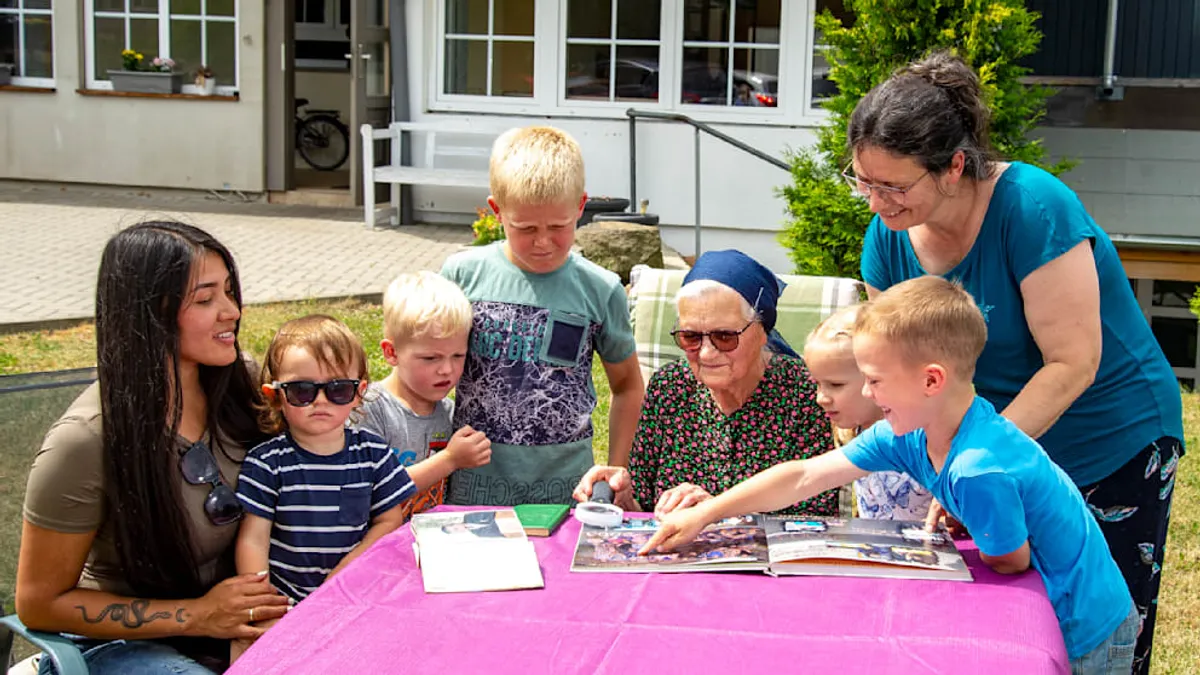 Hihetetlen! Ez a nagymama már a 100. dédunokáját tartja a karjában
