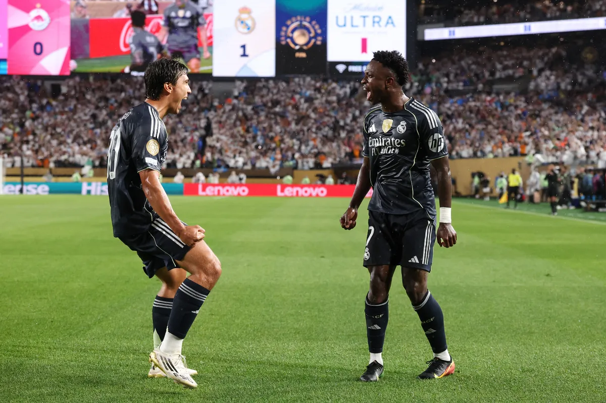 PHILADELPHIA, PENNSYLVANIA - JUNE 26: Vinicius Junior #7 of Real Madrid C.F. celebrates scoring his team's first goal with Gonzalo Garcia #30 of Real Madrid C.F. during the FIFA Club World Cup 2025 group H match between FC Red Bull Salzburg and Real Madrid CF at Lincoln Financial Field on June 26, 2025 in Philadelphia, Pennsylvania.   Francois Nel/Getty Images/AFP (Photo by Francois Nel / GETTY IMAGES NORTH AMERICA / Getty Images via AFP)