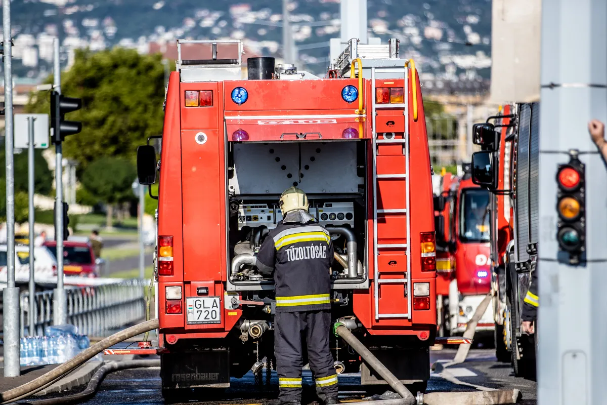 elektromos autó, tűzoltó, benzinkút