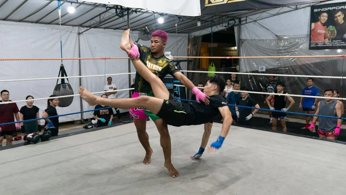 Focimeccs előtt verték össze egymást a thai-boksz legendái – videó