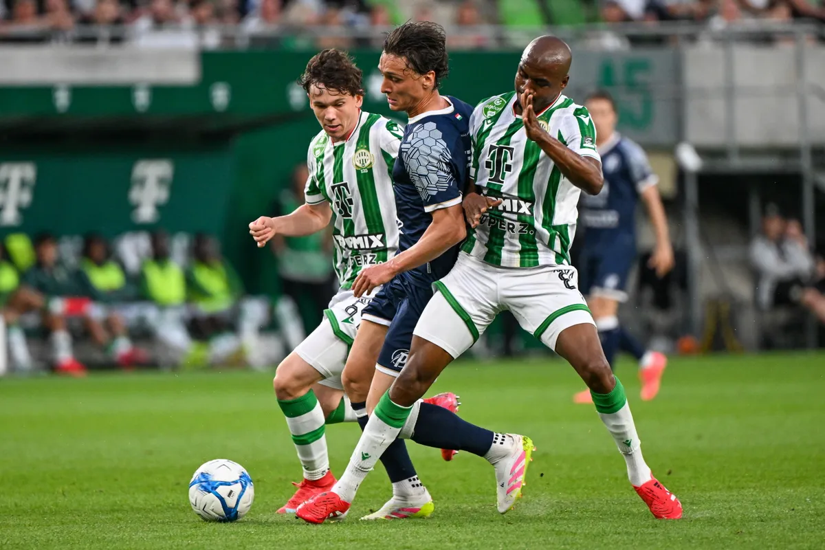 Fradi Budapest, 2025. május 3.
Tóth Alex (b) és Júlio Romao (j), a Ferencváros, valamint Jonathan Levi, a Puskás Akadémia játékosa a labdarúgó OTP Bank Liga 30. fordulójában játszott Ferencvárosi TC - Puskás Akadémia FC mérkőzésen Groupama Arénában 2025. május 3-án.
MTI/Illyés Tibor