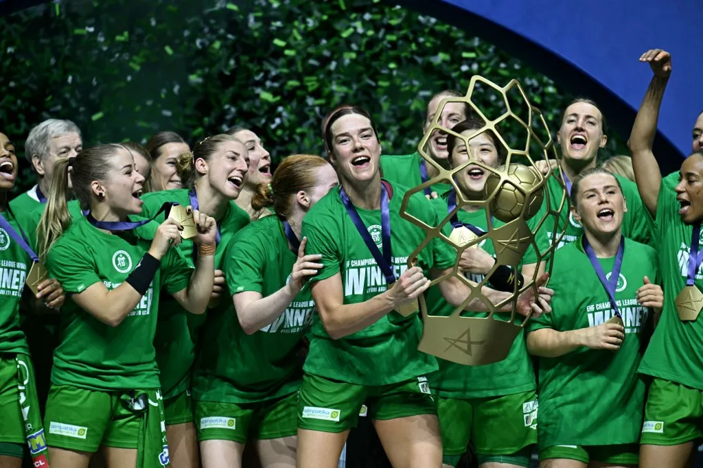 kézilabda, Gyor's players celebrate with the trophy after winning the EHF FINAL4 Women 2025 Champions League final handball match between Gyori Audi ETO KC (HUN) and Odense Handbold (DEN) on June 1, 2025 in Budapest, Hungary. (Photo by Attila KISBENEDEK / AFP)