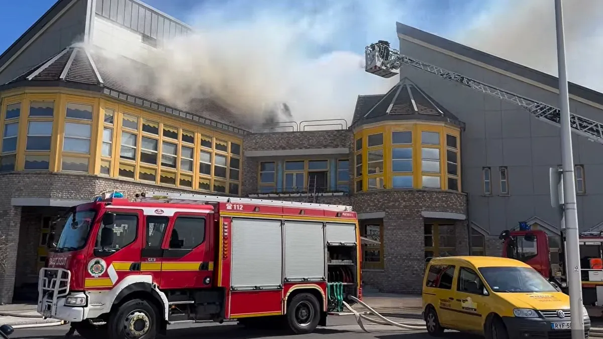 Emiatt lángolt a tiszaújvárosi fürdő épülete – videó
