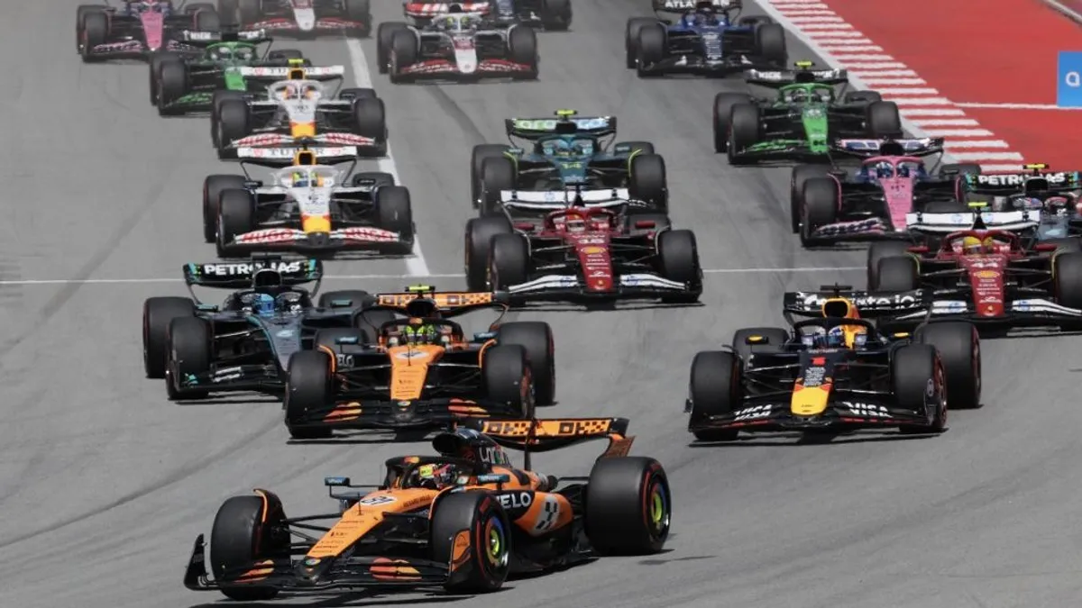Az őrjöngő Verstappen drámai bukásával ért véget a Forma-1-es Spanyol Nagydíj