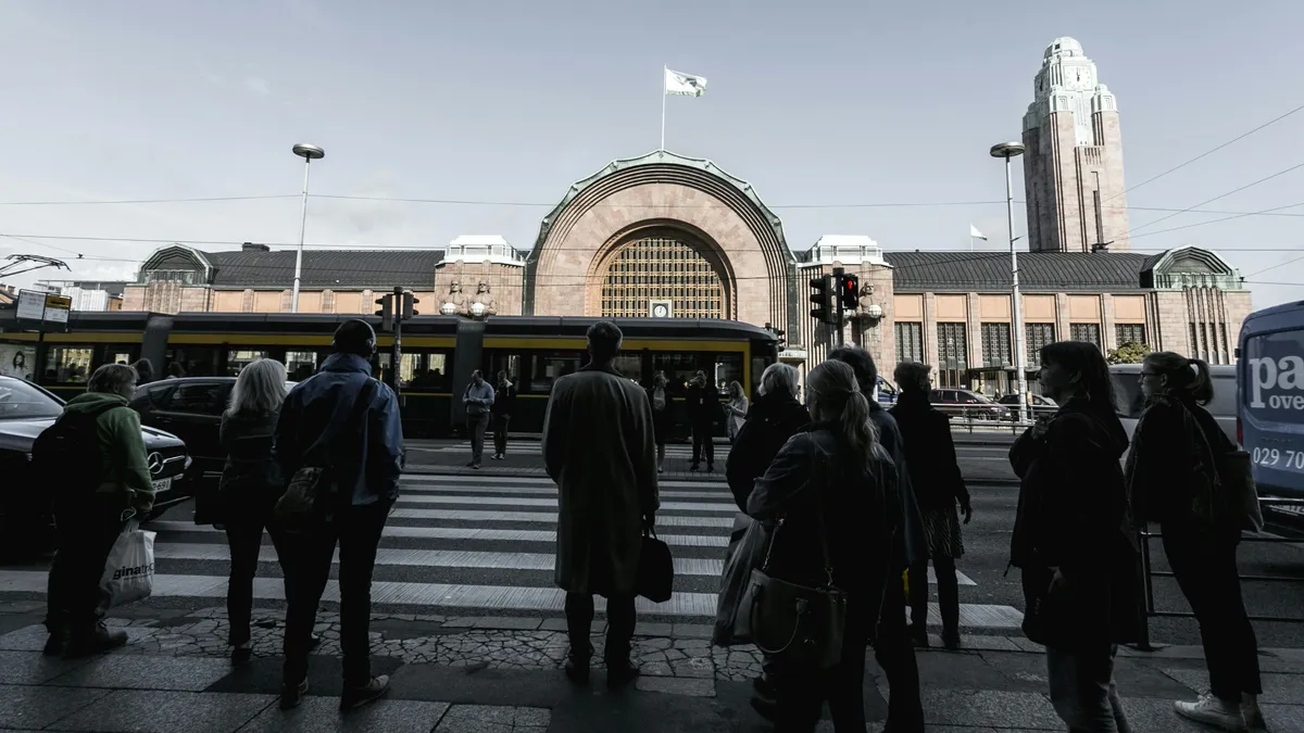 Két gyalogost is gázolt a zebrán a figyelmetlen nő, súlyos büntetésre számíthat