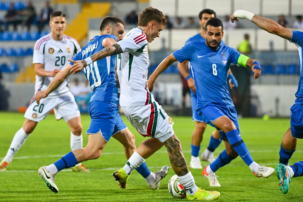 Baku, 2025. június 10.
Bolla Bendegúz (k), valamint az azeri Ismayil Ibrahimli (b2) és Sabuhi Abdullazade (j) az Azerbajdzsán - Magyarország barátságos labdarúgó-mérkőzésen Bakuban, a Dalga Arenában 2025. június 10-én.
MTI/Czeglédi Zsolt