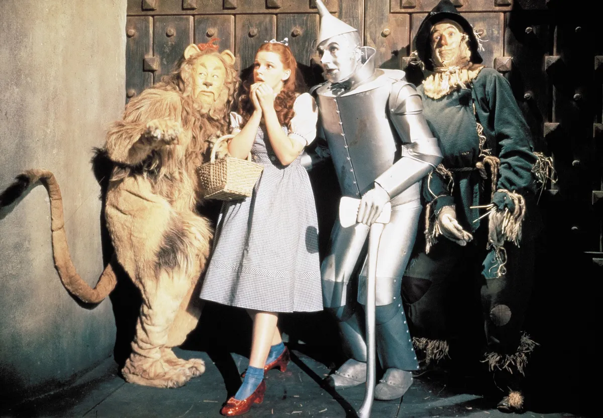 5 klasszikus, 1939; The 1939 Wizard Of Oz. Original Film Title: The 1939 Wizard Of Oz, PICTURED: JUDY GARLAND, BERT LAHR, RAY BOLGER, JACK HALEY, Composer: Herbert Stothart, Director: Victor Fleming, IN CAST: Bert Lahr, Jack Haley, Billie Burke, Ray Bolger, Frank Morgan, Margaret Hamilton, Judy Garland, Pat Walshe Mandatory Credit: Photo by M.G.M/Entertainment Pictures. (©) Copyright 1939 by M.G.M.